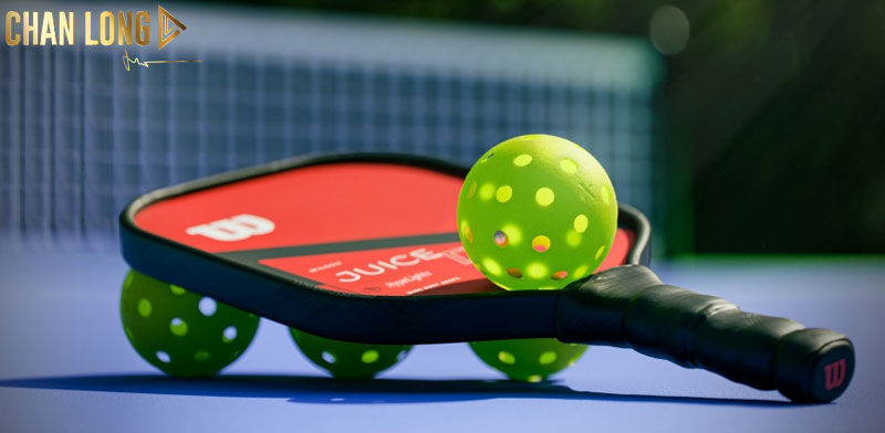 Tìm hiểu luật thi đấu Pickleball và khu vực cấm volley 8 qua-bong-va-vot-trong-thi-dau-Pickleball