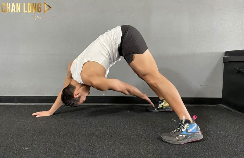 Các bài tập plank giảm mỡ bụng nhanh nhất 13 Plank-Touch-Reach