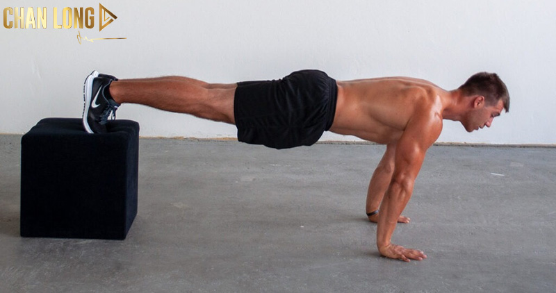 Các bài tập giúp giảm mỡ ngực dành cho nam 11 chong-day-cao-chan-Decline-Push-up