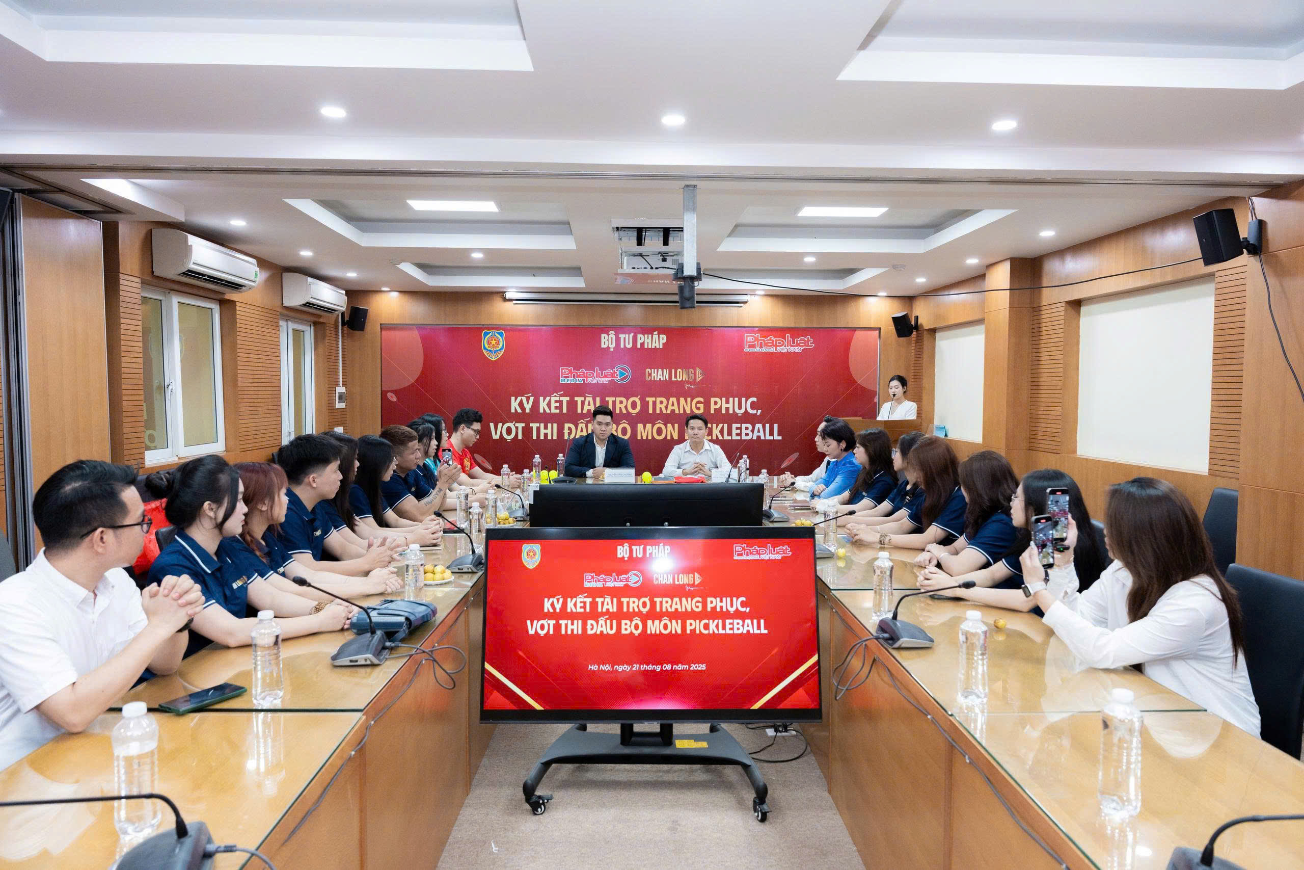 chan long dong hanh cung hoi thao nganh tu phap